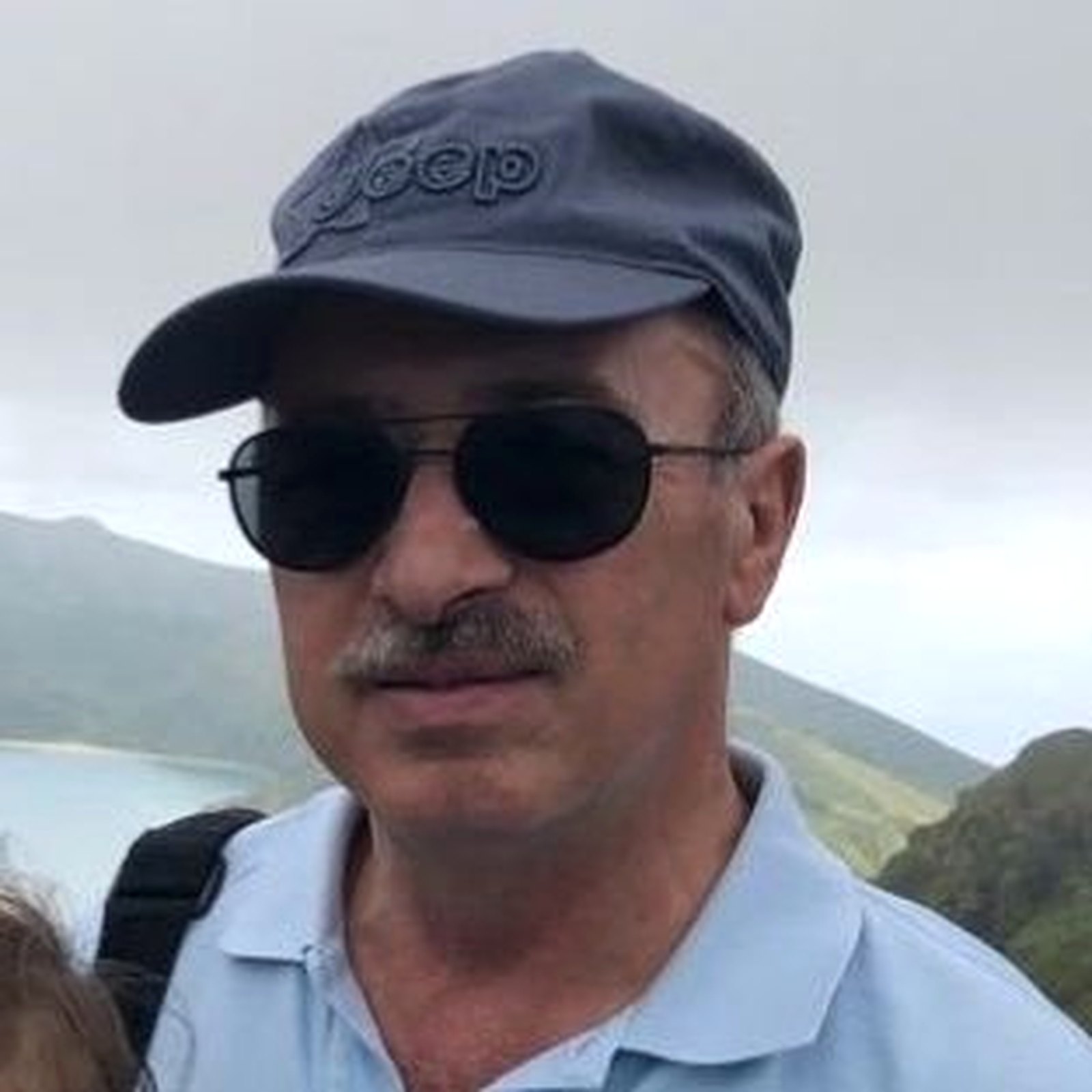 Retrato de Hermínio Cerqueira, ao ar livre